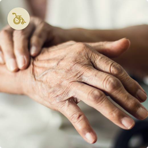 Ältere Person massiert sich schmerzendes Handgelenk